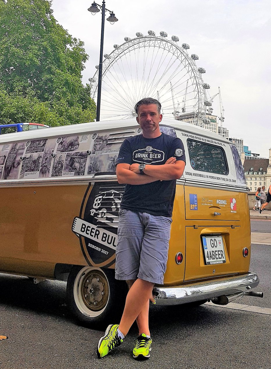 Fotografija: Matej Špehar z Beer Bullijem pred znamenitim London Eyem. To je simbolični zaključek prenove in potovanja po Veliki Britanji. Fotografije: Beer Bulli