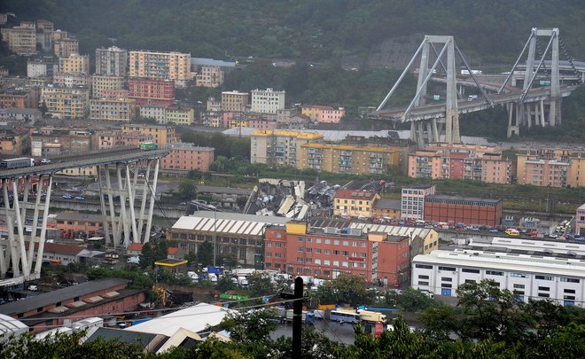 Nekdaj viadukt v Genovi. FOTO: Reuters