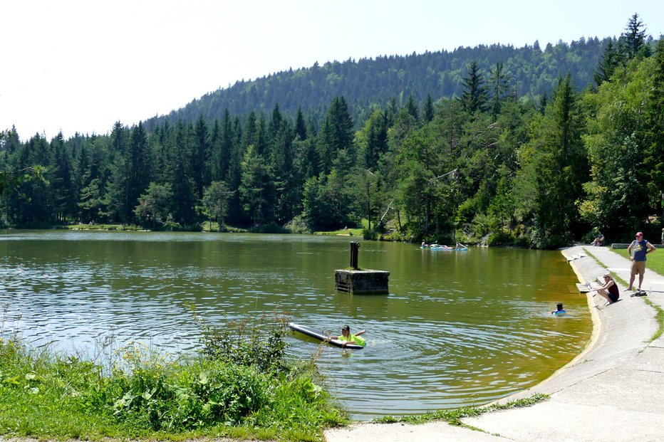 Fotografija: Jezero na Rakitni uradno ni kopalna voda, zato je kopanje na lastno odgovornost. Foto: arhiv