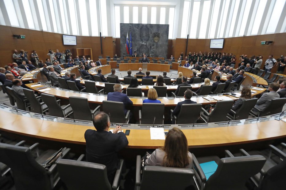 Fotografija: V petek bo dogajanje v parlamentu pestro. FOTO: Leon Vidic, Delo