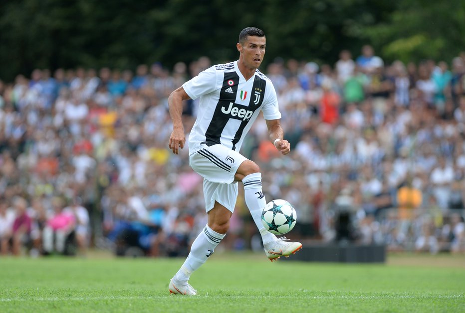 Fotografija: Cristiano Ronaldo si želi, da bi se mu tudi pri Juventusu žoga lepila na nogo. FOTO: Reuters