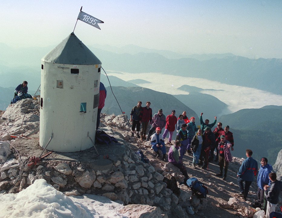 Fotografija: Prvič po letu 1895 bo vrh Triglava brez stolpa. FOTO: arhiv Dela