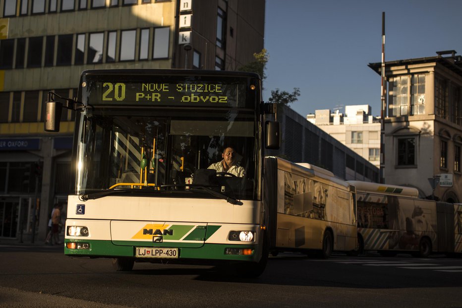 Fotografija: Upravičenci do subvencionirane vozovnice lahko skupaj za nekaj doplačila kupijo tudi vozovnico za mestni promet. FOTO: Voranc Vogel, Delo