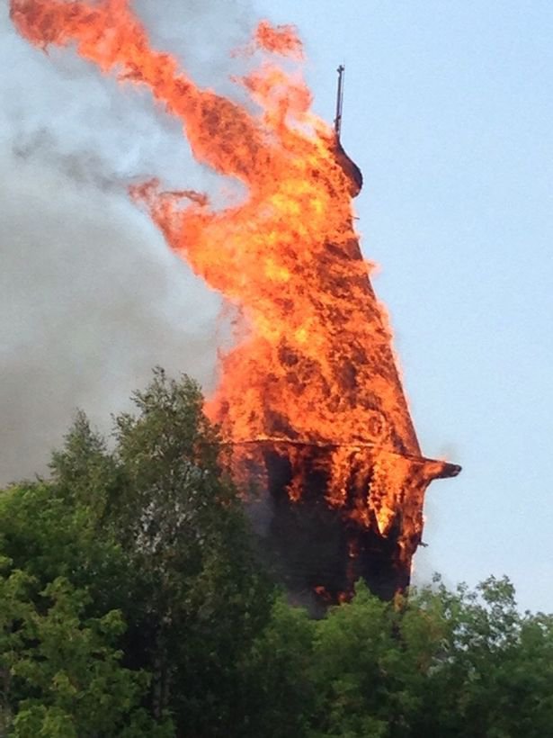 Fotografija: Zvonik je ogenj uničil v le nekaj minutah. FOTO: Web