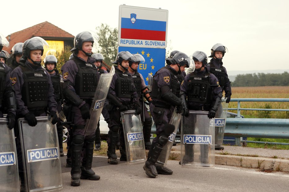 Fotografija: V medijih so se pojavili zapisi, da policija ne upošteva izrazenih želja migrantov po azilu in jih v skladu z dogovorom vrača Hrvaški. FOTO: Uroš Hočevar, Delo