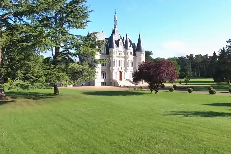 Fotografija: Dvorec bo novega lastnika dobil, če bo ta pripravljen zanj plačati 5,5 milijona evrov. FOTO: Youtube