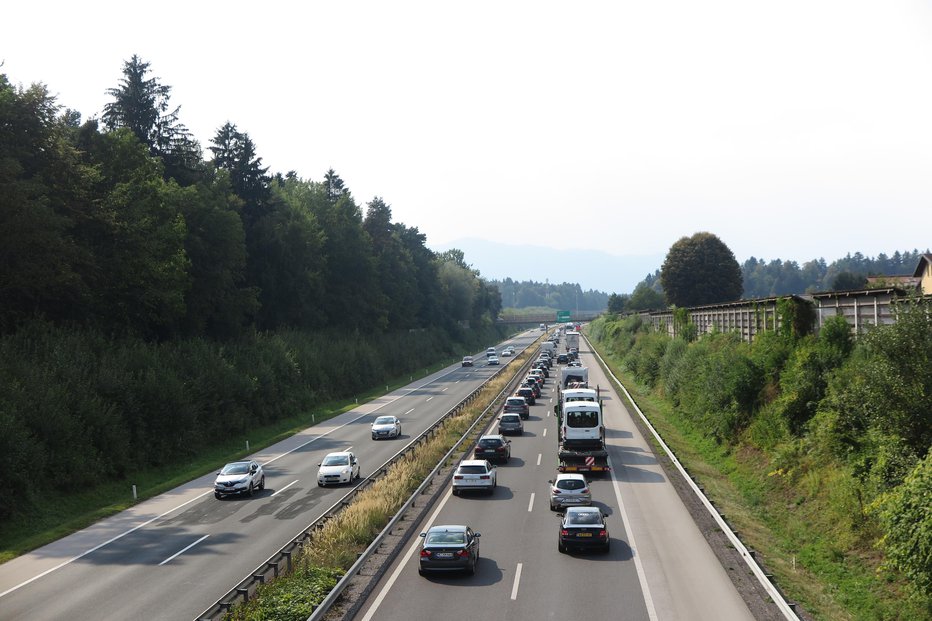 Fotografija: Pogled na gorenjsko avtocesto z nadvoza na Rupi pri Kranju. FOTO: Špela Ankele