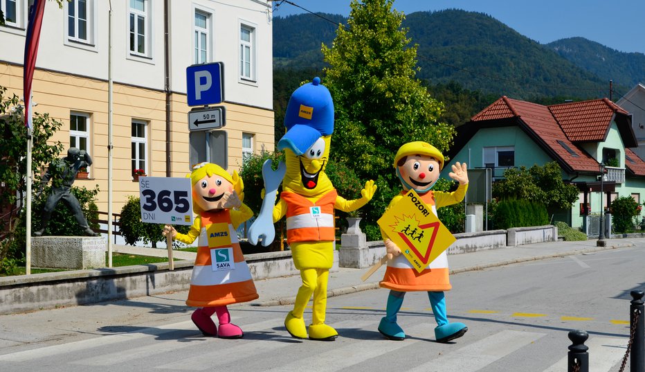 Fotografija: Anja, Marko in Zdravko na prvi šolski dan poudarjali, da morajo biti vozniki na otroke v prometu pozorni vse leto. FOTO: Amzs