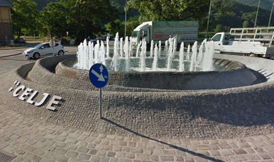 »Parkirala« je v fontani. FOTO: Google Street View