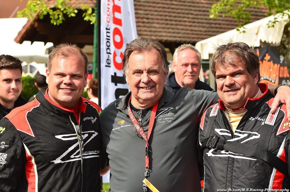 Fotografija: Ponosni oče Jožef Zajelšnik (na sredini) ter njegova sinova Patrik (levo) in Alexander (desno) so z dobrimi občutki pripotovali na dirko v Ilirski Bistrici. FOTO: Mc Racing
