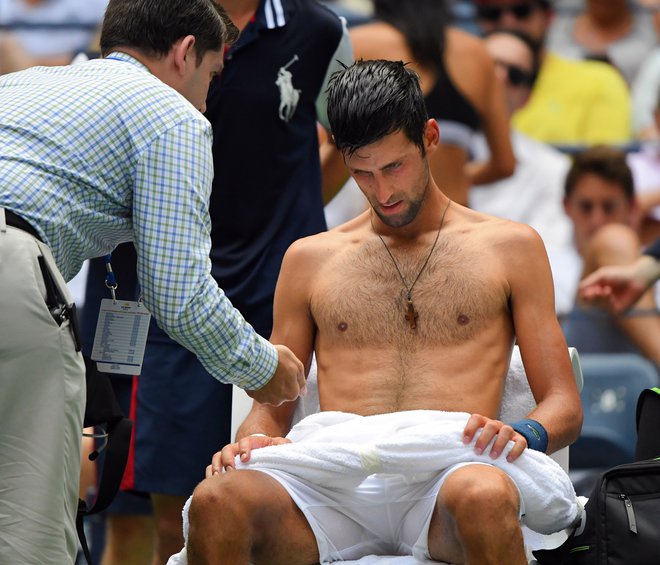 Ko si majico sleče kakšen od moških igralcev (v tem primeru Novak Đoković), je to nekaj povsem običajnega, je pa seveda to storil v premoru ob menjavi strani. FOTO: Reuters