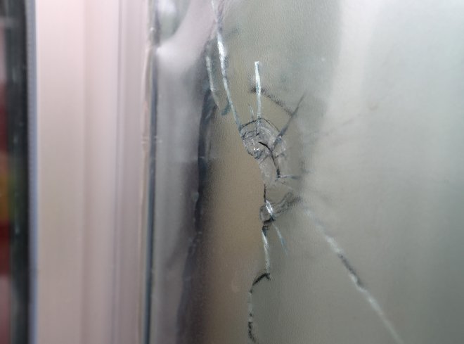 Ena od krogel je prebila steklo v stavbi, kjer deluje društvo Modrina.