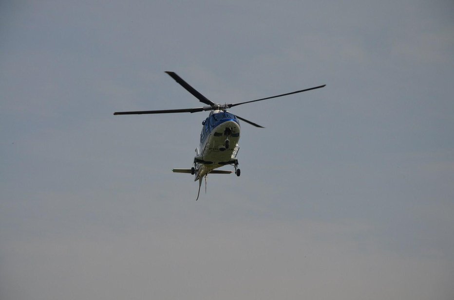Fotografija: Pri reševanju so uporabili tudi helikopter. FOTO: Oste Bakal