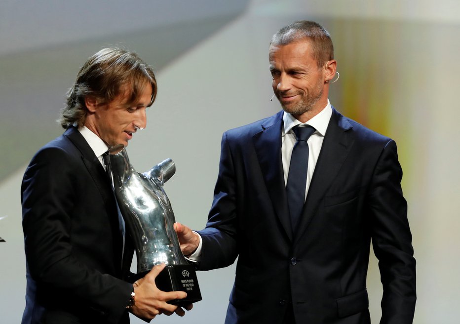 Fotografija: Predsednik Uefe Aleksander Čeferin je Luki Modriću predal nagrado za najboljšega evropskega nogometaša. Foto: Reuters