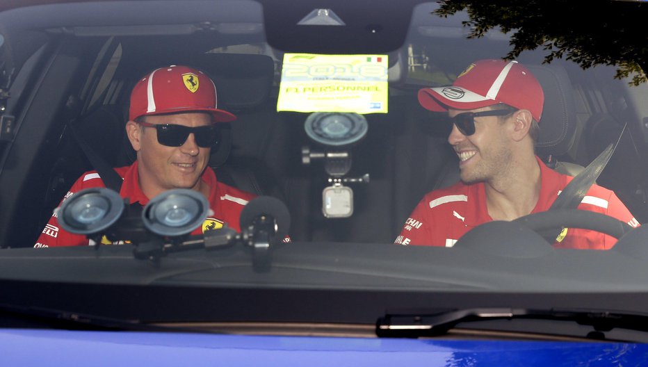 Fotografija: Ferrarijeva dirkača Sebastian Vettel (desno) in Kimi Räikkönen sta se dobro razpoložena pripeljala v Monzo. Foto: AP