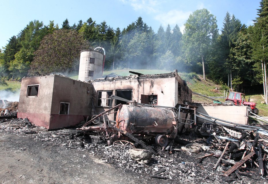 Fotografija: Požar jima je uničil tudi kmetijsko mehanizacijo. FOTO: Dejan Javornik