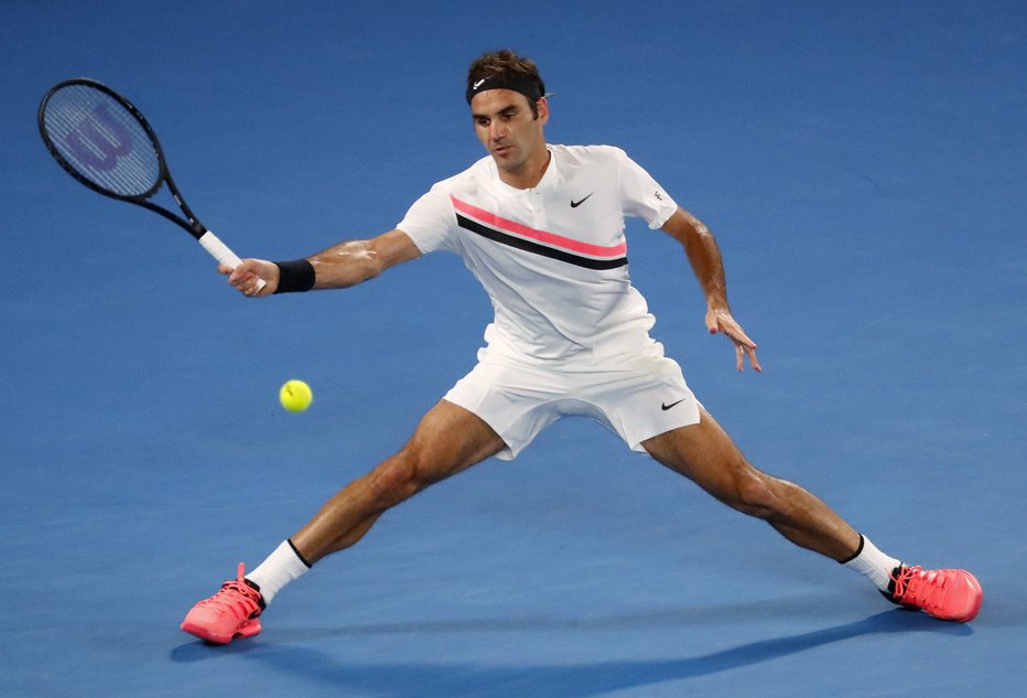 Fotografija: Roger Federer si zagotovo ne želi kakšnega podobnega sodniškega vložka na svojem naslednjem dvoboju. FOTO: Reuters