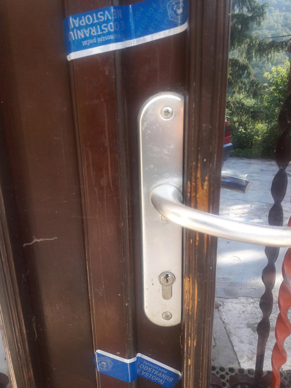 Fotografija: Vrata v hišo brutalno umorjenih zakoncev so bila še pretekli teden zapečatena. FOTO: Moni Černe