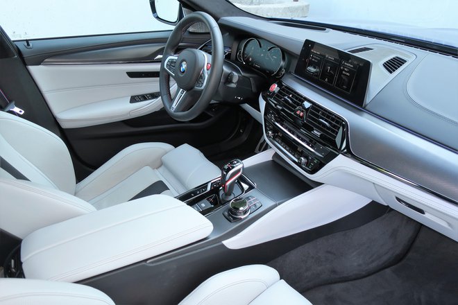 Notranjost navdušuje z izvrstnima prednjima sedežema in dodatki, povezanimi s črko M, kot so volan z rdečima stikaloma za takojšen vklop individualnih nastavitev delovanja motorja, menjalnik, podvozje in pogon.