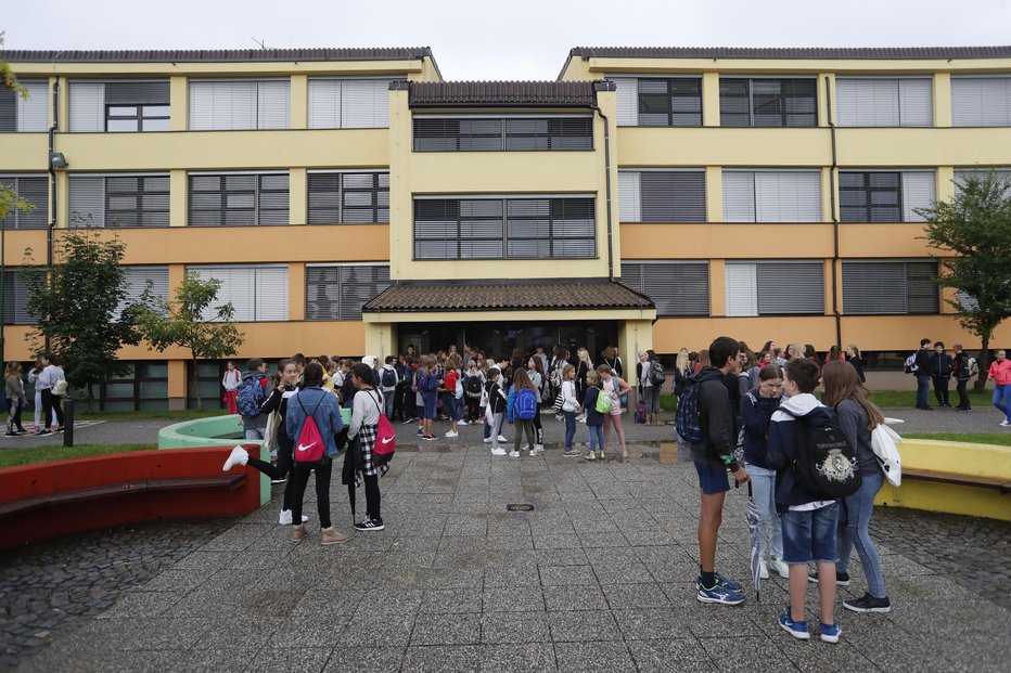 Fotografija: Prvi šolski dan pred OŠ Venclja Perka v Domžalah. FOTO: Leon Vidic, Delo