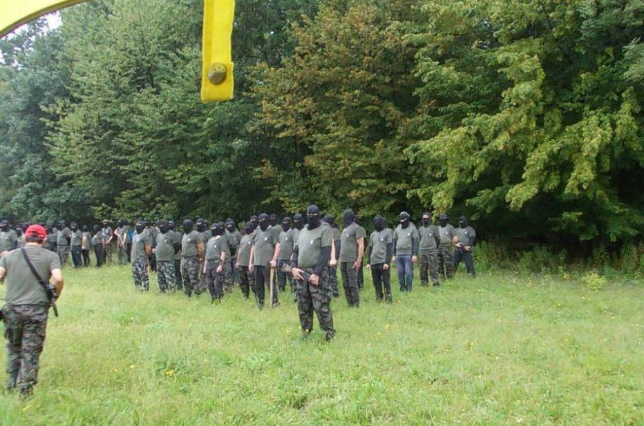 Fotografija: Oboroženi in postrojeni zamaskiranci na Pohorju. FOTO: Facebook, twitter