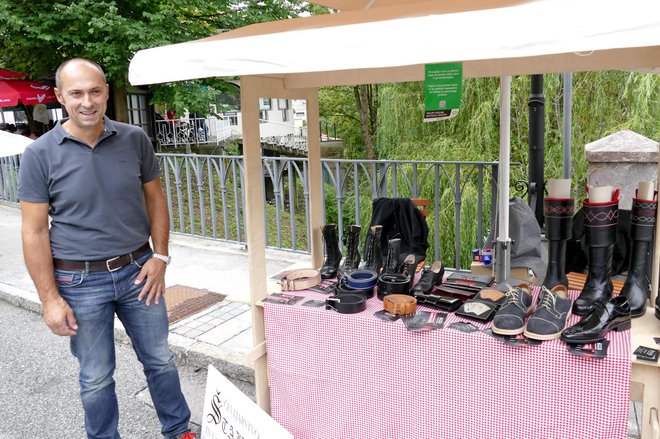 Primož Štajnar izdeluje obutev in oblačila za narodne noše.