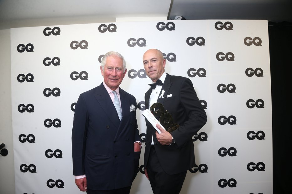 Fotografija: Princ Charles, na fotografiji z urednikom GQ Dylanom Jonesom, je prejel nagrado za življenjsko delo na področju dobrodelnosti. FOTO: Reuters