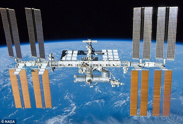 Fotografija: Mednarodna vesoljska postaja je vredna okoli 130 milijard evrov. FOTO: Nasa