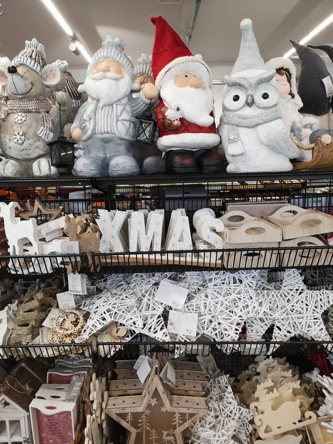 Božični okraski so že na trgovskih policah. FOTO: Š. R.