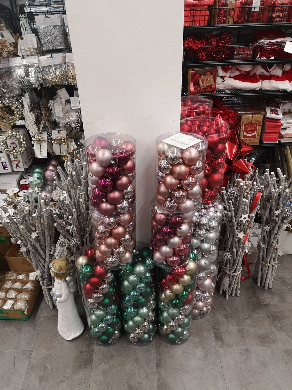 Fotografija: Božični okraski so že na trgovskih policah. FOTO: Š. R.