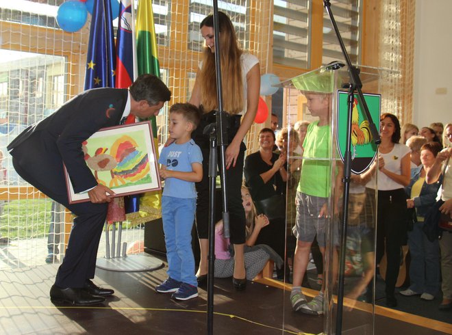 Predsednik Pahor bo lahko prostore predsedniške palače ozaljšal s šentjernejskim petelinom.