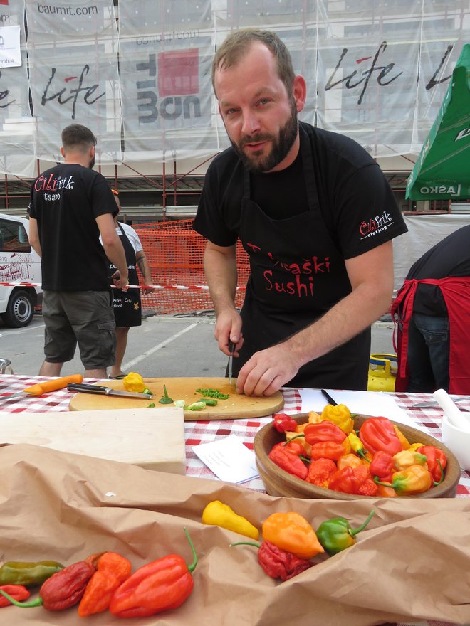 Marko Plevčak, domačin in član zmagovalne ekipe, je skrbno rezal in sekljal paprike. FOTO: Mojca Marot