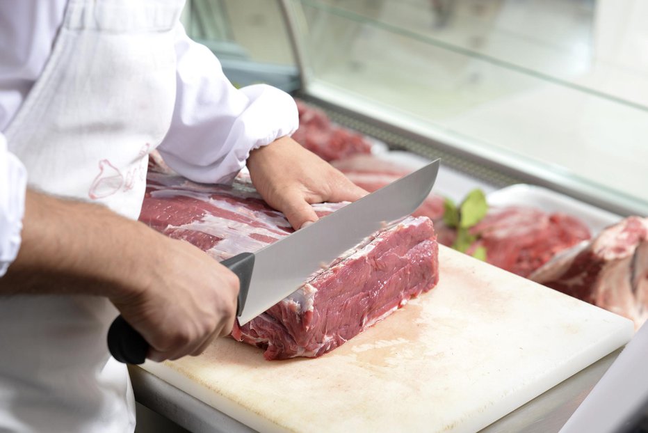 Fotografija: Mesar bo pokazal, kako narezati meso. FOTO: Guliver/Getty Images