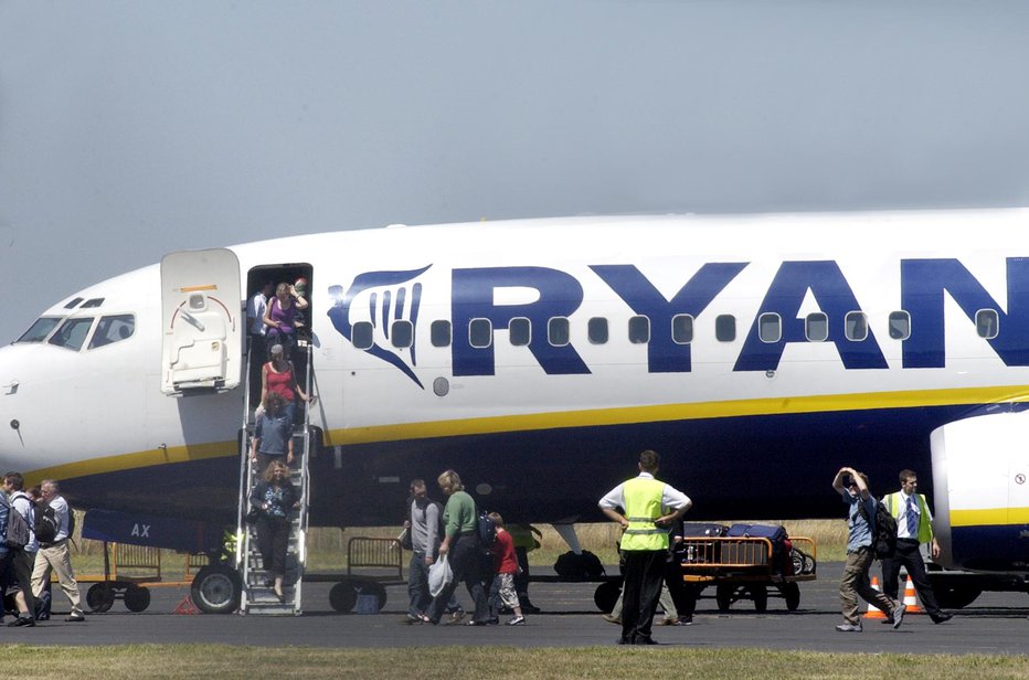 Fotografija: Kdor namerava danes leteti z irskim nizkocenovnim letalskim prevoznikom Ryanair, lahko naleti na težave. FOTO: Tadej Regent