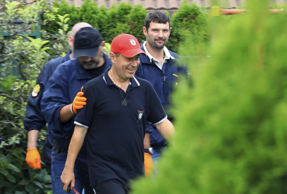 Fotografija: Andrej Šiško je včeraj z nasmehom odšel s policisti. FOTO: AP