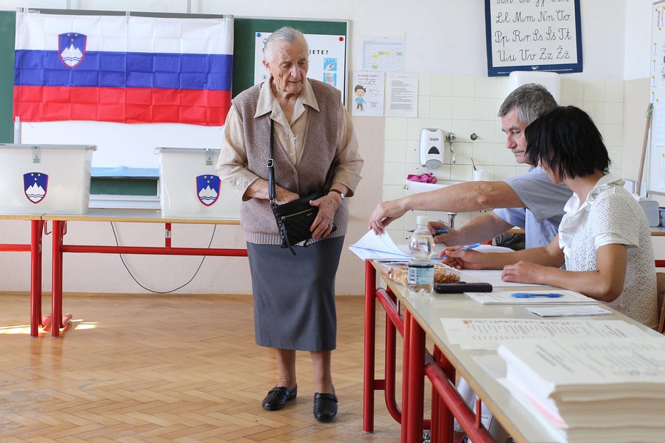 Fotografija: Volilni odbor na volišču vodi glasovanje in na koncu tudi ugotavlja izid volitev. FOTO: Tomi Lombar, Delo