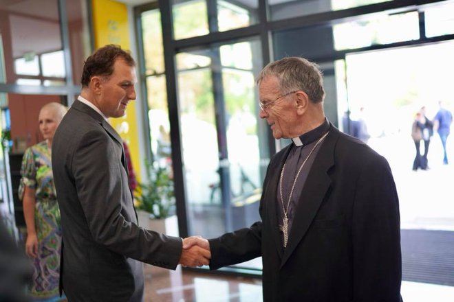 Izvršni direktor družbe Celjski sejem Robert Otorepec pozdravlja celjskega škofa Stanislava Lipovška. FOTO: Gregor Katič