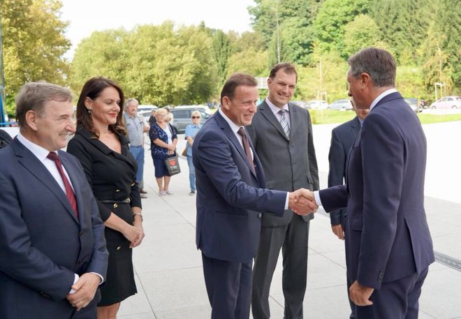 Predsednik OZS Branko Meh, Katarina Karlovšek, župan Bojan Šrot in Robert Otorepec so se rokovali z Borutom Pahorjem.