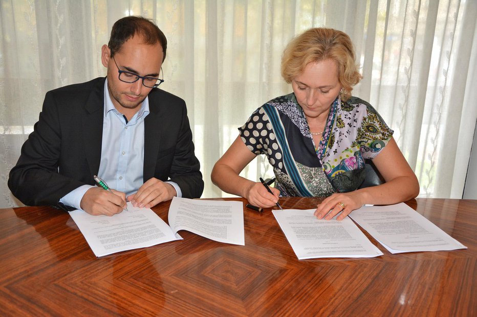 Fotografija: Pogodbo sta podpisala Peter Krivec in dr. Barbara Jaki. Foto: ministrstvo rs za kulturo