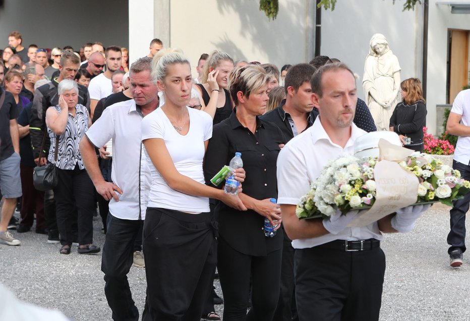 Fotografija: Pogreb mlade motoristke Nastje Kosman na kočevskem pokopališču. FOTO: Marko Feist 