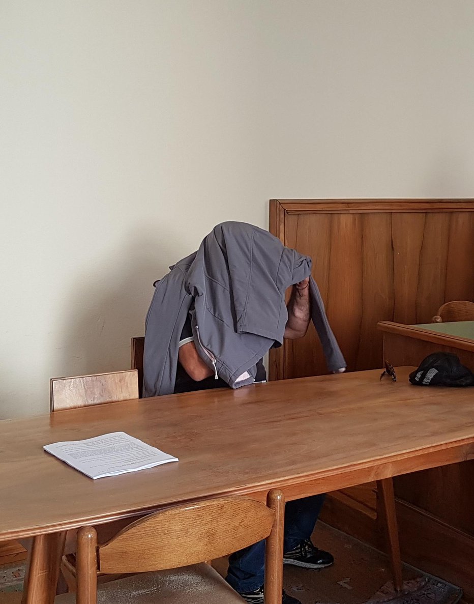 Fotografija: Včasih je prihajal na sodišče razgaljen, zdaj si je čez glavo poveznil jakno. FOTO: Tanja Jakše Gazvoda