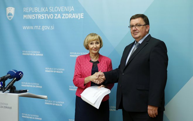 Milojka Kolar Celarc je posle predala novemu ministru za zdravje Samu Fakinu. FOTO: Matej Družnik, Delo