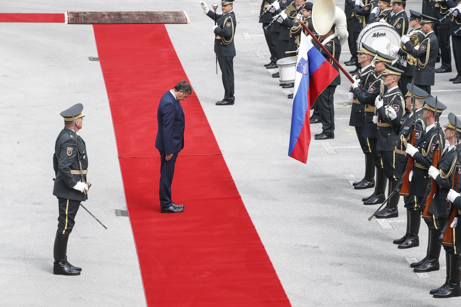 Fotografija: Karl Erjavec je bil na mesto obrambnega ministra sprejet z vojaškimi častmi. FOTO: Uroš Hočevar, Delo