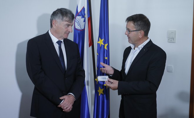 Primopredaja na ministrstvu za javno upravo med Borisom Koprivnikarjem in novim ministrom Rudijem Medvedom. FOTO: Jože Suhadolnik, Delo