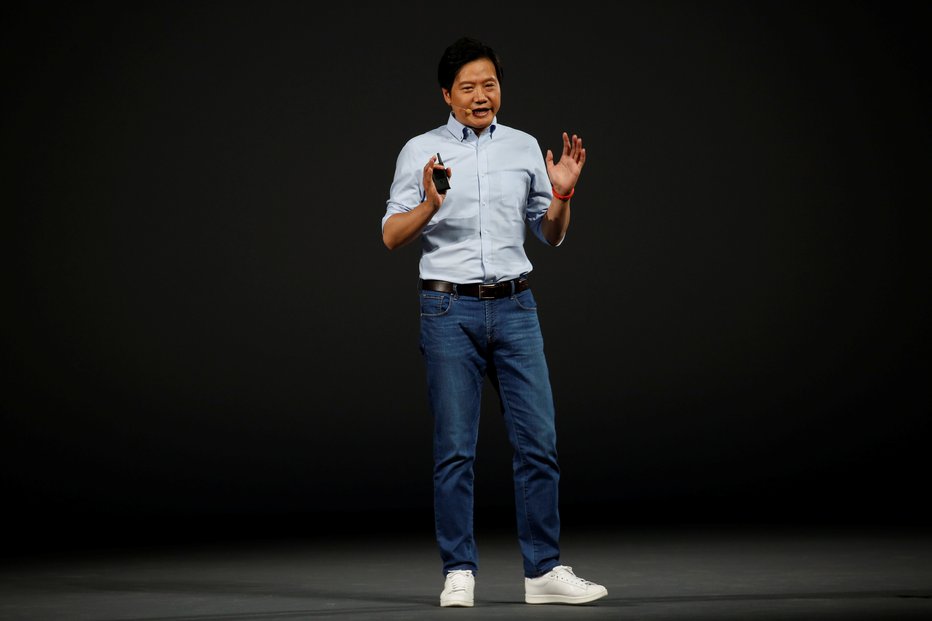 Fotografija: Ustanovitelj in šef Xiaomija Lei Jun se v marsičem zgleduje po pokojnem Stevu Jobsu – tudi po načinu oblačenja in predstavitvah novih naprav. FOTO: Reuters