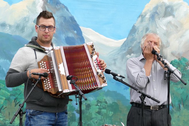 Oče Vlado z orglicami in sin Gregor Gramc z diatonično harmoniko Foto: Primož Hieng
