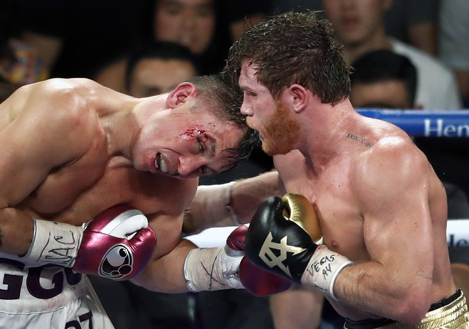 Fotografija: Mehiški boksar Saul Alvarez (desno) je po točkah tesno premagal Kazahstanca Genadija Golovkina. Foto: AP