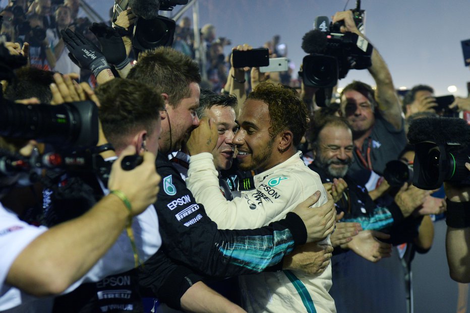 Fotografija: Lewis Hamilton je zmago v Singapurju najprej proslavil s svojimi mehaniki. Foto: AFP