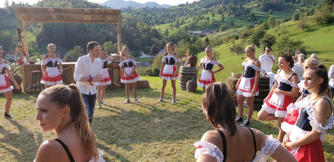Modrijani so najnovejši videospot snemali s plesalci Plesnega mesta v vasici Vrba pri Dobrni. Fotografiji: arhiv Modrijanov