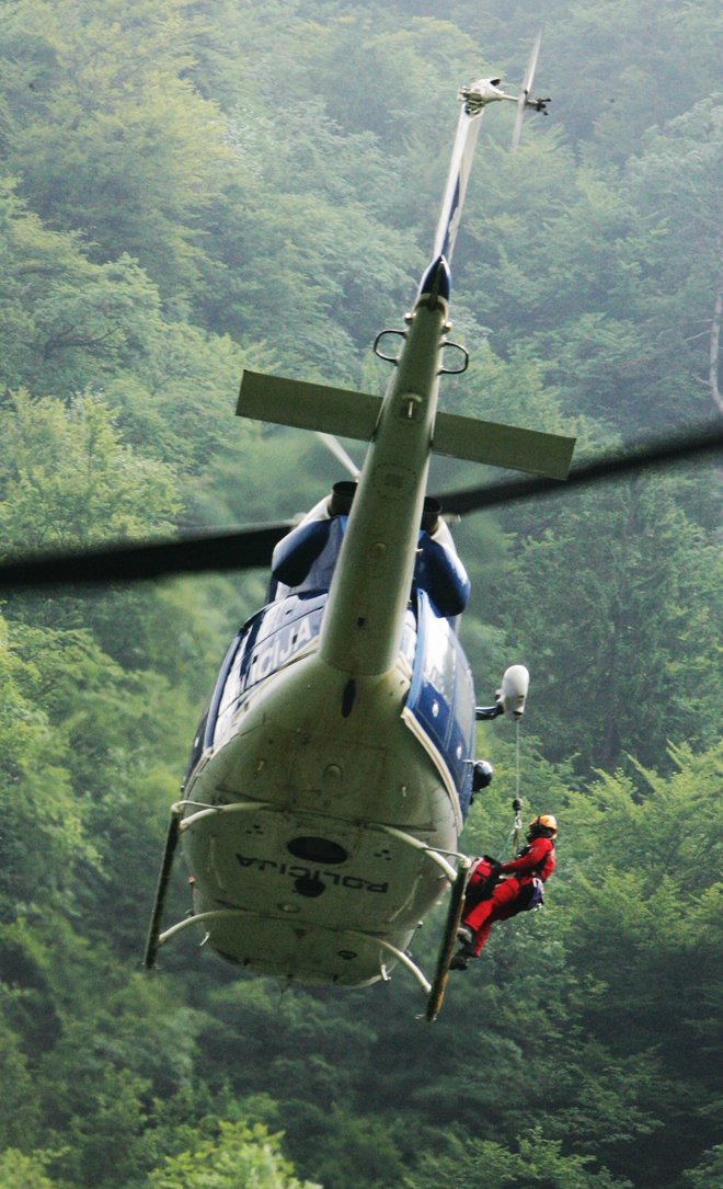 Ob preletu helikopterja so opazili ponesrečenca, a mu žal ni bilo pomoči (fotografija je simbolična). FOTO: Igor Modic